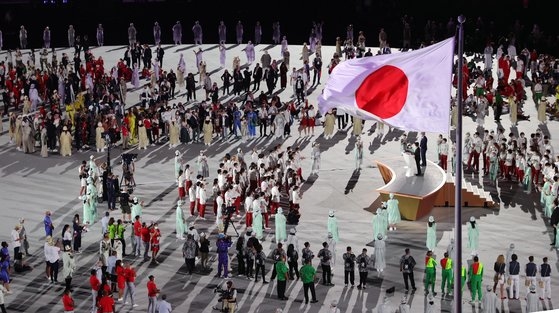 ２３日に東京国立競技場で開かれた東京五輪開会式で小池百合子東京都知事が発言している。［写真　共同取材団］