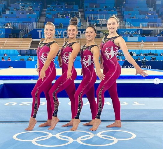 ドイツ女子器械体操代表チームはくるぶしまで覆うボディスーツタイプの衣装を着用して東京オリンピック（五輪）に参加した。［写真　パウリーネ・シェーファーＳＮＳ］