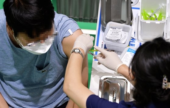 新型コロナウイルス感染症（新型肺炎）予防接種が実施された２１日、大田（テジョン）の予防接種センターで医療スタッフが市民にファイザーワクチンを慎重に接種している。フリーランサー　キム・ソンテ