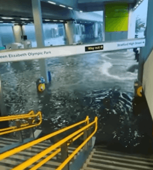 豪雨で浸水した英ロンドンの地下鉄駅［ツイッター］