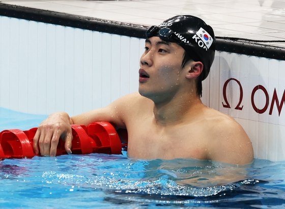 韓国競泳のファン・ソヌが２７日、東京アクアティクスセンターで開かれた男子自由形１００メートル決勝で記録を確認している。［写真　オリンピック写真共同取材団］