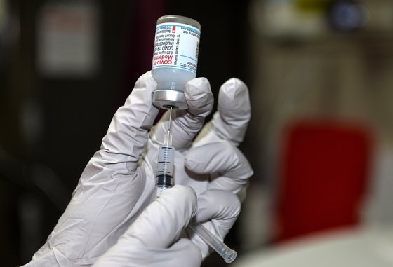５０代国民の初めての新型コロナワクチン接種が２６日、全国でいっせいに始まった。この日、忠南鶏龍市（チュンナム・ケリョンシ）のある病院で医療スタッフが５０代市民に接種するモデルナ製ワクチンを慎重に準備している。［フリーランサーのキム・ソンテ］
