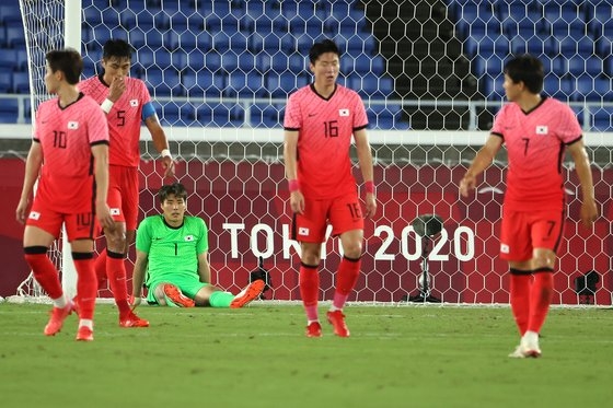 東京五輪サッカー準々決勝韓国対メキシコの試合が行われた横浜国際総合競技場で４点目のゴールを許した韓国選手らが落胆している。［写真　五輪写真共同取材団］