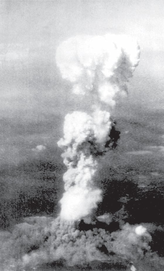 １９４５年８月、広島・長崎に投下された原子爆弾は２１世紀を生きる我々にも質問を絶えず投げかけている。写真は広島に投下された原爆。　［写真　米国原子遺産財団］