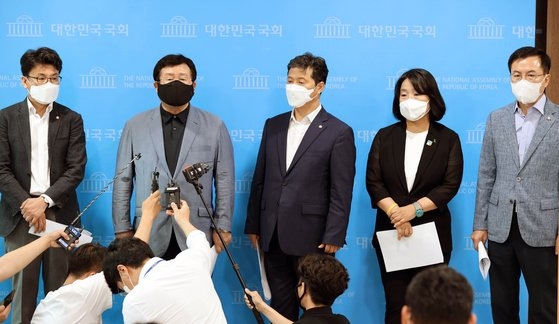 韓米合同演習の延期をめぐって与党指導部と議員が賛否に分かれている中、５日ソル・フン議員（左から２番目）など与党議員が国会で韓米合同演習の条件付き延期を求めている。イム・ヒョンドン記者