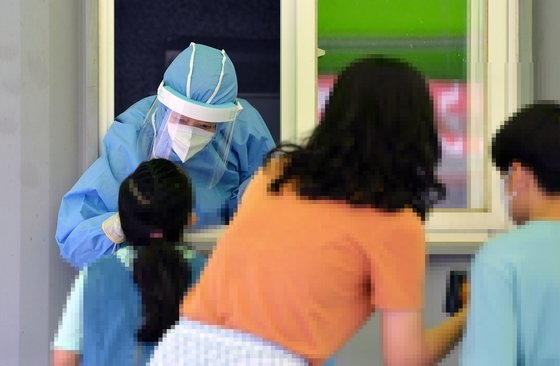 新型コロナ感染が大きく広がる中、５日、大田の新型コロナ選別検査所で医療スタッフが訪問した市民の点検に奔走している。キム・ソンテ記者
