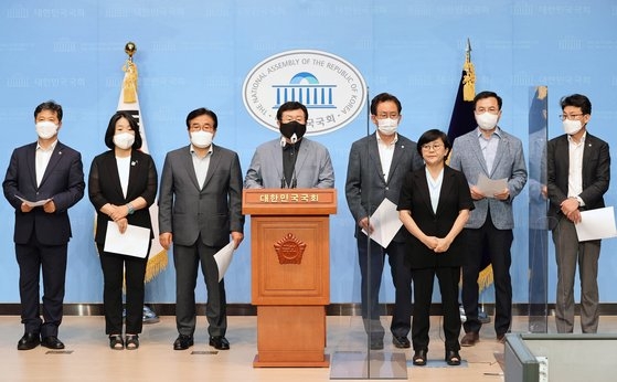 共に民主党のソル・フン議員をはじめとする与党議員が５日、ソウル汝矣島（ヨイド）国会疎通館で韓米合同演習の延期を促す記者会見を行っている。イム・ヒョンドン記者