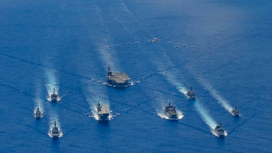 昨年８月にフィリピン海で行われた日米豪合同海上演習。［写真　米海軍］