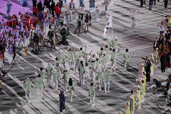 ２３日、東京オリンピックスタジアムで開かれた２０２０東京オリンピック開会式で韓国選手団が入場している。［写真　東京＝オリンピック写真共同取材団］