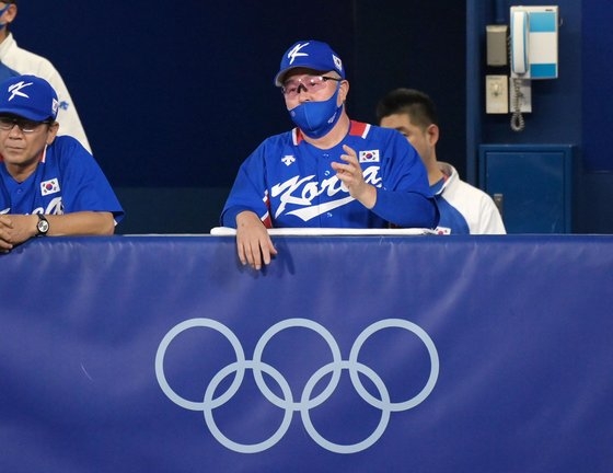 ４日、神奈川県横浜スタジアムで開かれた２０２０東京オリンピック（五輪）野球準決勝、韓国対日本の試合。３回裏、金卿文（キム・ギョンムン）監督がグラウンドを見つめている。［写真　横浜＝オリンピック写真共同取材団Ｈ］