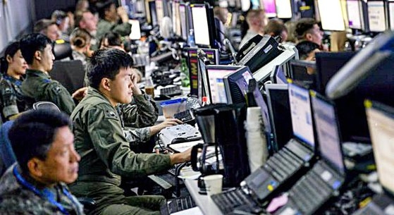 韓米連合訓練が結局、１６日から縮小された規模で実施される。写真は過去に実施された指揮所訓練で韓米軍の将兵がバンカーで訓練状況を見守る場面。　［写真　米空軍］
