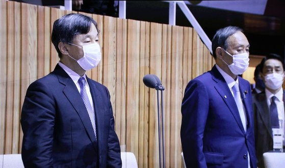 先月２３日、日本・東京五輪スタジアムで行われた２０２０東京五輪開会式で徳仁天皇と菅首相（右）が開幕式を見守る姿が映像に映っている。［写真　五輪写真共同取材団］