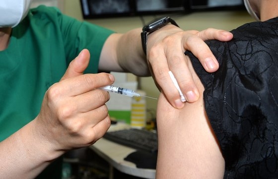 忠清南道鶏龍市（チュンチョンナムド・ケリョンシ）のある病院で５０代の市民が医療スタッフからモデルナワクチンの接種を受けている。フリーランサー　キム・ソンテ