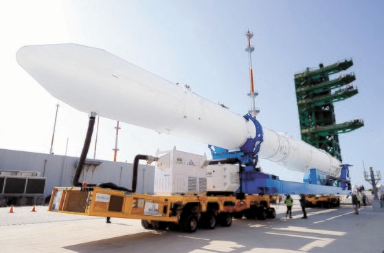 全羅南道高興郡の羅老宇宙センターで韓国航空宇宙研究院が韓国型ロケット「ヌリ号」の認証モデルをトランスポーターに載せて打ち上げ台に移している。［写真　韓国航空宇宙研究院］
