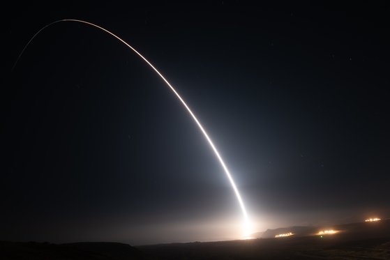 米空軍地球規模攻撃軍団（ＡＦＧＳＣ）がホームページで、１１日０時５１分ごろ（現地時間）大陸間弾道ミサイル（ＩＣＢＭ）「ミニットマン３」を試験発射したと明らかにした。　［写真　米空軍］