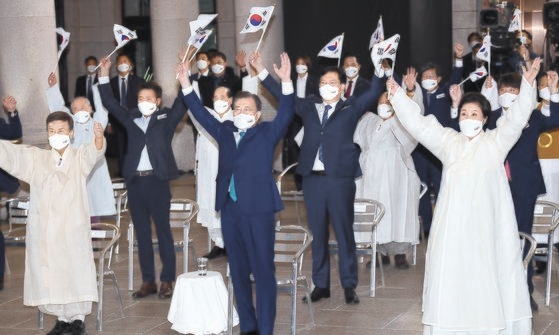 韓国の文在寅（ムン・ジェイン）大統領と金正淑（キム・ジョンスク）夫人が１５日、ソウル中区（チュング）文化駅ソウル２８４（旧ソウル駅舎）で開かれた第７６周年光復節（解放記念日）慶祝式で出席者と共に万歳三唱をしている。前列一番左は光復会の金元雄（キム・ウォヌン）会長、２番目の列の右から野党「国民の力」の李俊錫（イ・ジュンソク）代表、与党「共に民主党」の宋永吉（ソン・ヨンギル）代表、野党「正義党」の余永国（ヨ・ヨングク）代表。［写真　青瓦台写真記者団］