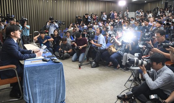 チョ・グク元法務部長官が２０１９年９月２日午後に国会で記者懇談会を開き取材陣の質問に答えている。当時チョ元長官が記者らに当日通知して開かれた懇談会は１０時間以上続いた。結果的に「チョ・グク氏スキャンダル」は民主党のメディア政策のターニングポイントになったというのが党内外の評価だ。オ・ジョンテク記者
