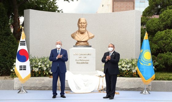 １７日、カザフスタンのカシムジョマルト・トカエフ大統領（左）とシンイル学院のイ・サンギュン理事長がソウル江北区弥阿洞サイバー大学キャンパスでアバイ・クナンバイウルの胸像除幕式を行っている。［写真　ソウルサイバー大学］