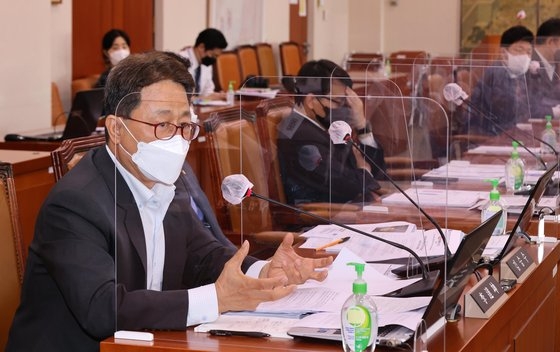 韓国国会文化体育観光委員会全体会議が１７日、国会で開かれた中で国会文化体育委員会のイ・ダルゴンの野党幹事が発言している。イム・ヒョンドン記者