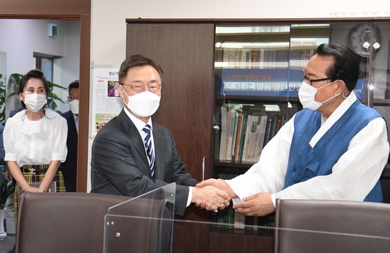 １８日、ソウル龍山区（ヨンサング）大韓老人会中央会を訪問し、キム・ホイル会長と握手する国民の力大統領候補の崔在亨（チェ・ジェヒョン）前監査院長。　国会写真記者団
