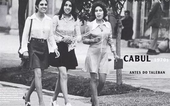１９７０年代、アフガニスタン親ソ連政権が世俗化を追求していたころの女性の様子。［写真　ツイッターキャプチャー］