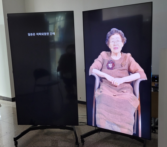 ソウル麻浦区の西江大学に試験展示中の「永遠の証言」プロジェクト。映像の中の李容洙（イ・ヨンス）さんが証言している。　ソク・キョンミン記者
