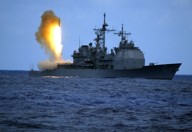 ２００６年６月２２日、弾道ミサイル迎撃ミサイルＳＭ３を発射する米海軍のイージス駆逐艦「シャイロー」（ＣＧ６７）る。　［写真　米海軍］