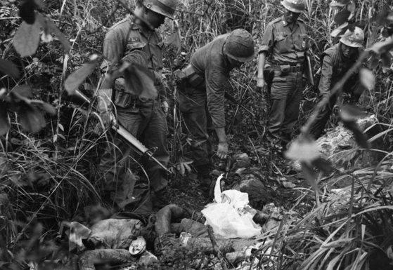 ベトナム戦争に派兵された韓国軍が捜索している様子。［中央フォト］