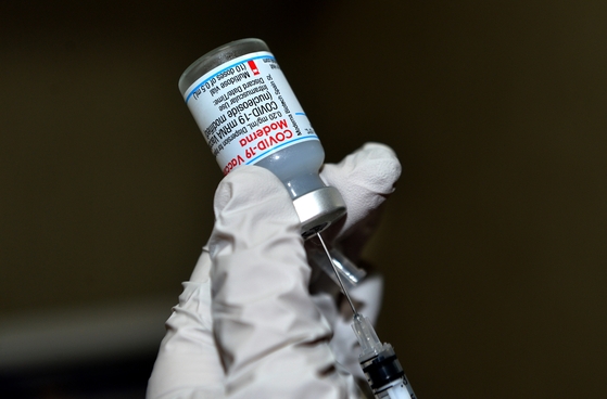 医療陣がモデルナのワクチンを準備している。フリーランサー　キム・ソンテ