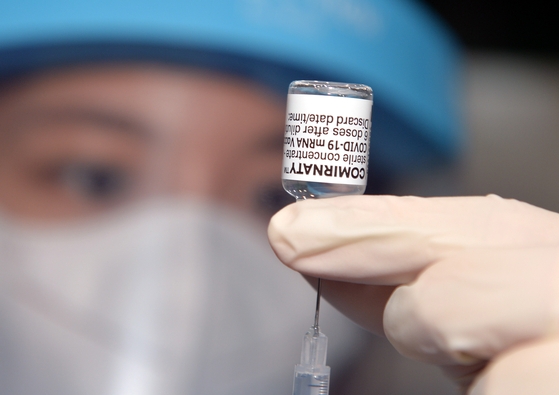韓国の医療スタッフが市民に接種するファイザーワクチンを慎重に準備している。キム・ソンテ記者