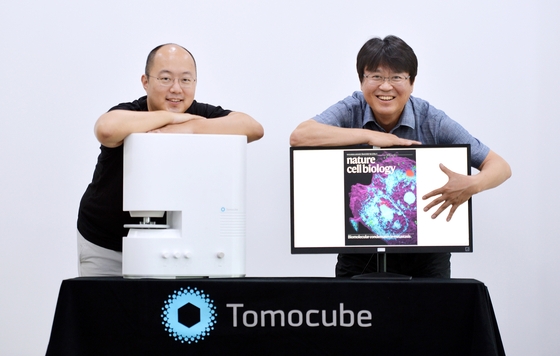 トモキューブのホン・ギヒョン代表（右）とパク・ヨングン最高技術責任者が２４日、大田のトモキューブで生きた細胞を３次元の立体映像で観察可能なホログラフィー顕微鏡を紹介している。キム・ソンテ・フリーランス記者