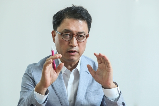 国家臨床試験支援財団のペ・ビョンジュン理事長が２５日、ソウル麻浦区の財団事務所で中央日報とインタビューしている。キム・ソンニョン記者