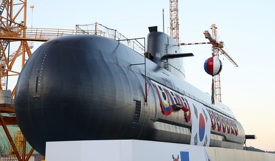 ２０２０年１１月１０日に進水した張保皐ＩＩＩバッチ－Ｉ２号艦「安武」。韓国は３００トン級の張保皐ＩＩＩバッチＩ潜水艦を独自に設計して建造し韓国型原潜開発能力を育てた。［写真　大宇造船海洋］