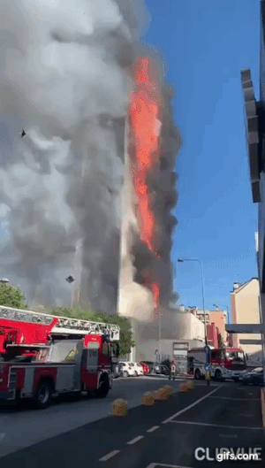 ミラノ・アントニーニ通りに位置した住宅商店複合マンション「トッレ・デイ・モーロ（Ｔｏｒｒｅ　ｄｅｉ　Ｍｏｒｏ・モローの塔）」で火災が発生し、全焼した（写真　ユーチューブ）