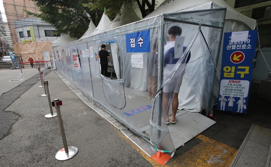 ３１日午前、釜山鎮区保健所選別診療所には、検査を受けるために市民が並んでいる。ソン・ボングン記者