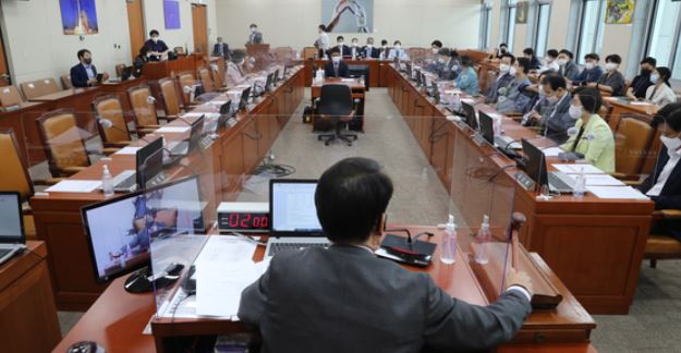 ７月２０日午後、韓国国会で開かれた科学技術情報放送通信委員会全体会議。野党「国民の力」議員が参加しない中で開かれた全体会議で「Ｉｎ－Ａｐｐ決済」強制導入を防ぐいわゆる「グーグルカプチル防止法」（電気通信事業法改正案）が通過した。イム・ヒョンドン記者