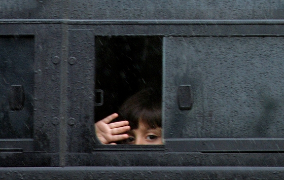 アフガニスタン市民を乗せたバスが先月２７日午後に臨時収容施設に指定された忠清北道鎮川の国家公務員人材開発院に到着し、子どもが好奇心に満ちた表情で窓の外を眺めて手を振っている。フリーランサー　キム・ソンテ