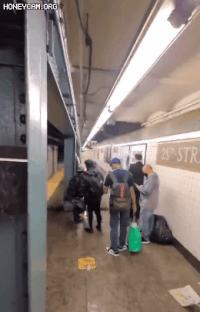 洪水で崩れ落ちたニューヨーク地下鉄の駅の壁［ツイッター　キャプチャー］