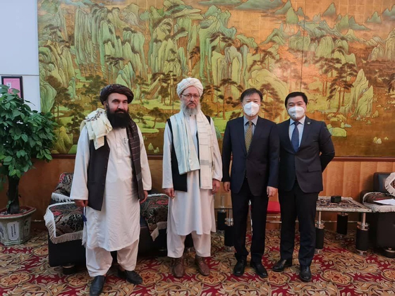 王愚大使（右から２人目）が８月２５日にアフガニスタン・イスラム首長国のアブドゥル・サラム・ハナフィ政治局副長（左から２人目）と会って記念撮影をしている。［ツイッター　キャプチャー］