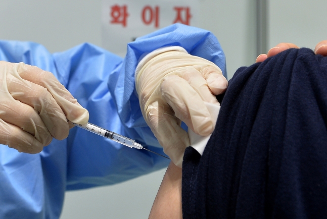 大田（テジョン）中区の予防接種センターで医療スタッフが市民にファイザーワクチンを接種している。中央フォト