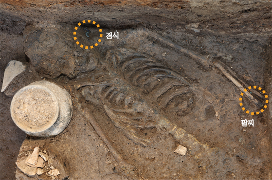 慶州月城の西門址で発見された女性の人骨。装飾品を身に着けていた。身長１３５センチメートルで、栄養状態が良くない階級と推定される。［写真　韓国文化財庁］