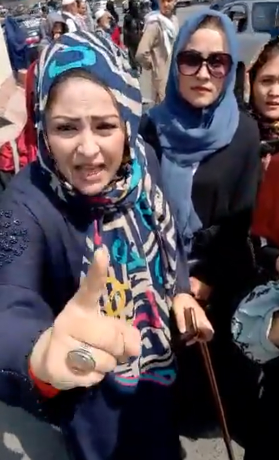 ４日（現地時間）、アフガニスタン首都カブールでタリバンが催涙弾を使用して空砲弾を撃ち女性デモ隊を解散させた。［写真　ツイッター　キャプチャー］