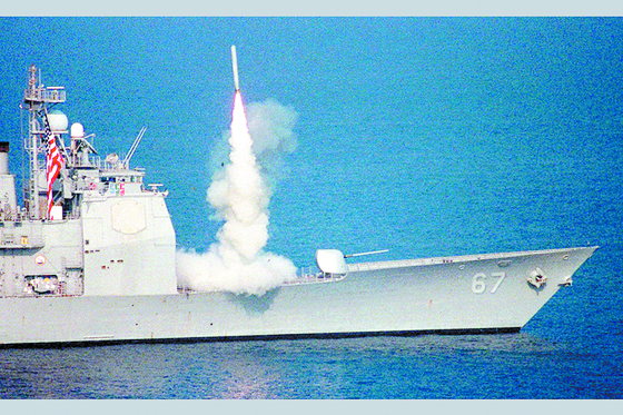 米海軍巡洋艦からトマホーク巡航ミサイルを発射する場面。　中央フォト