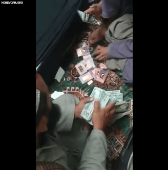 タリバン隊員がアムルラ・サレ副大統領の自宅から数百万ドルの現金の札束と金塊を押収している様子。［映像　ツイッター　キャプチャー］