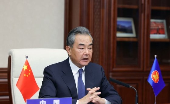 中国の王毅外相が１４日午後に韓国を訪問する。昨年１１月から約１０カ月ぶりに訪韓する王外相は１５日に鄭義溶外交部長官と韓中外相会談を行う予定だ。［中央フォト］