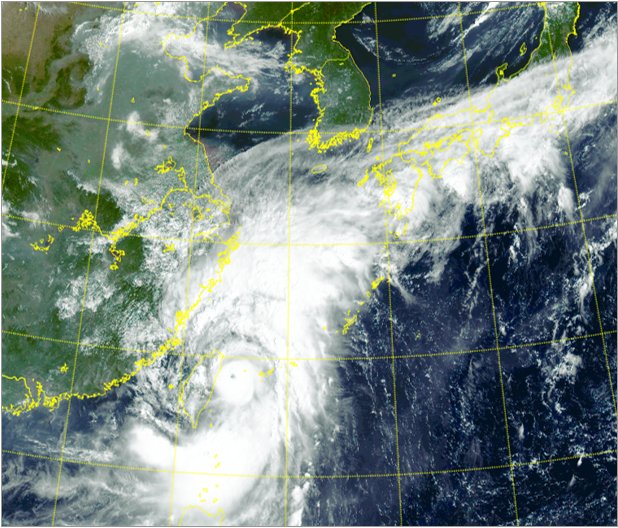 衛星映像で捉えられた台風１４号「ＣＨＡＮＴＨＵ（チャンスー）」。［資料　韓国気象庁］