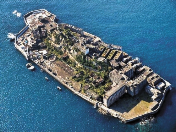 ２年前にユネスコ世界文化遺産に登録された端島（通称・軍艦島）。［中央フォト］