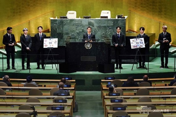 ＢＴＳのＲＭが２０日（現地時間）、ニューヨーク国連本部で開かれた第７６回国連総会ＳＤＧモーメント（持続可能な開発目標ハイレベル会合）開会セッションで発言している。［韓国大統領府のフェイスブック　キャプチャー］