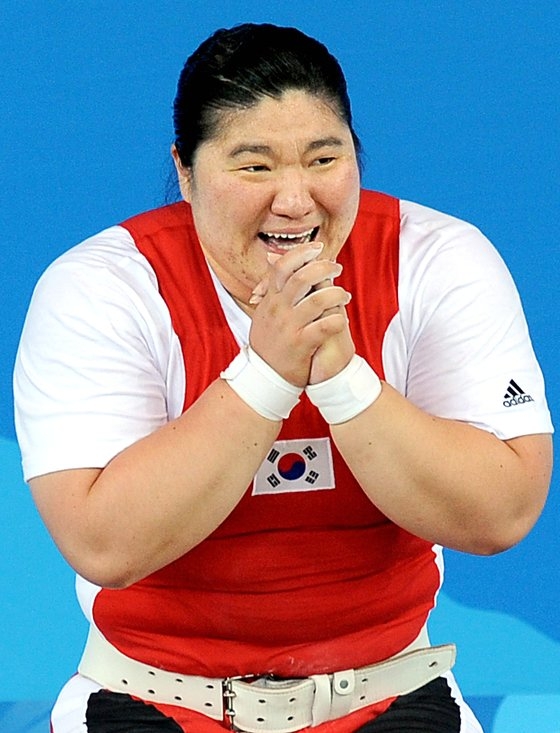 ２００８年北京オリンピック（五輪）ウエイトリフティング７５キロ級で張美蘭（チャン・ミラン）が金メダルを獲得し、歓喜している。［写真　北京＝オリンピック（五輪）写真共同取材団］