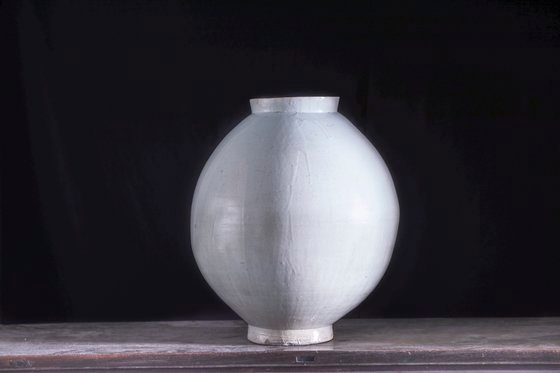 中国美術研究所のチョン・ユンス代表が公開した高さ５４センチの白磁タルハンアリ（満月壺）。１８世紀後半のものと推定される。胎土と釉薬を厚く使用し、表面には釉薬が流れた痕跡が見える。へこん部分がほぼなくカーブが自然だ。